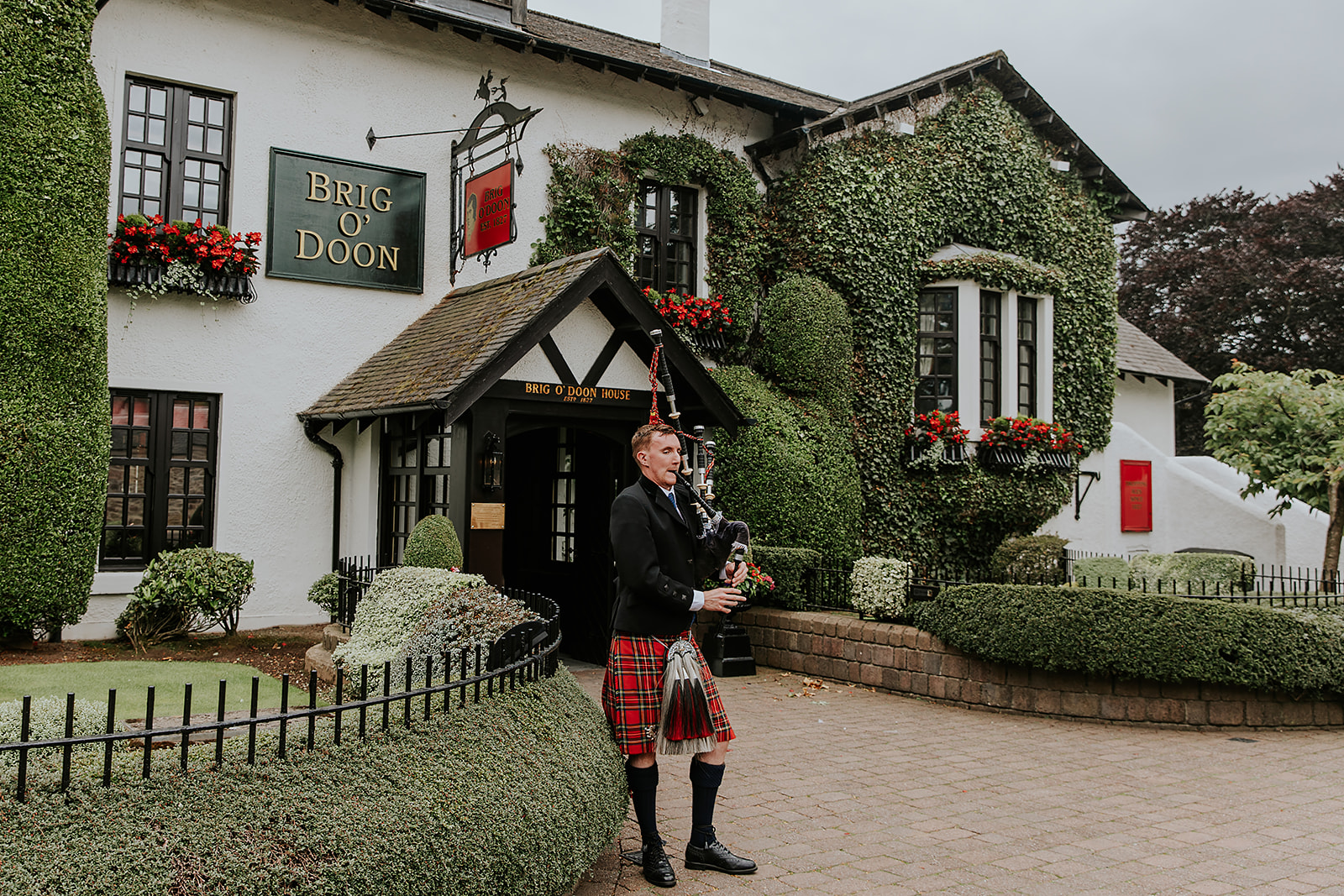 Stephanie and Christopher Brig O Doon Wedding00021