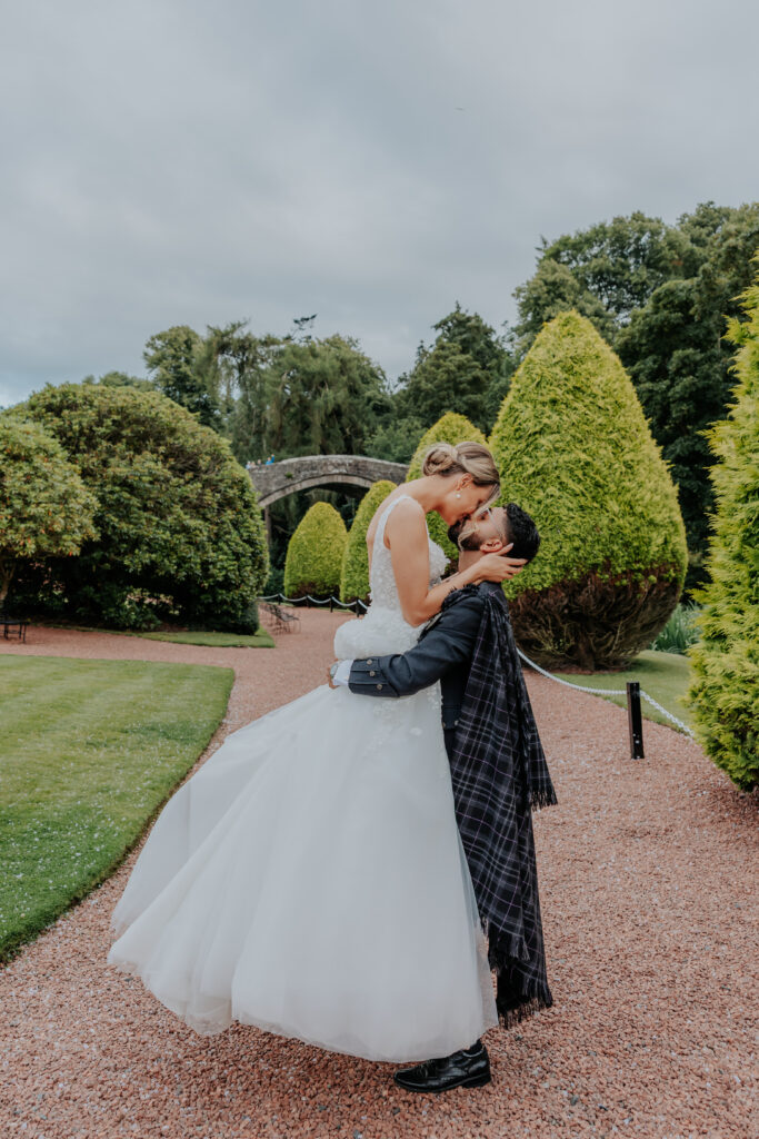 Couple kissing at Brig o Doon with iconic bridge